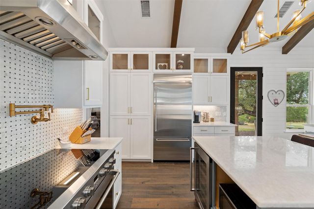 810 Kothmann RD, Dripping Springs, TX 78620