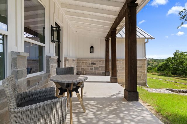 810 Kothmann RD, Dripping Springs, TX 78620