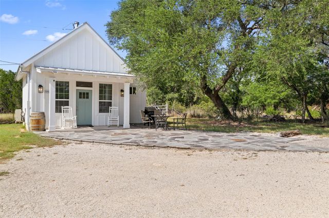 810 Kothmann RD, Dripping Springs, TX 78620