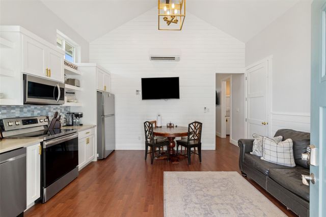 810 Kothmann RD, Dripping Springs, TX 78620