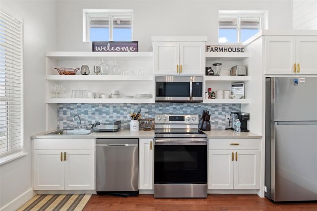 810 Kothmann RD, Dripping Springs, TX 78620