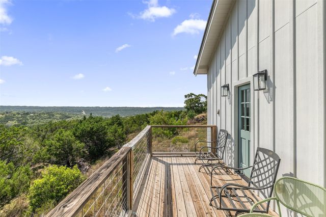 810 Kothmann RD, Dripping Springs, TX 78620