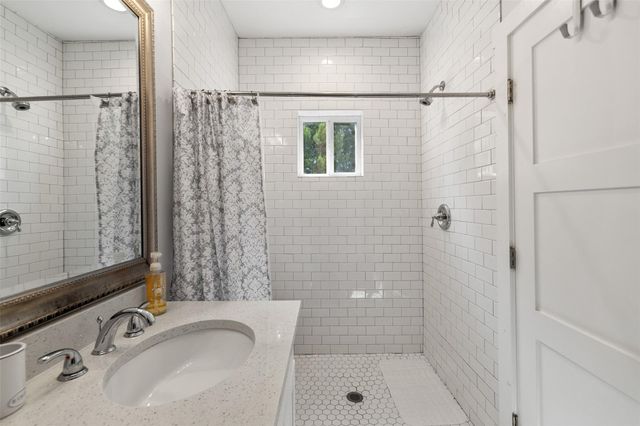 810 Kothmann RD, Dripping Springs, TX 78620