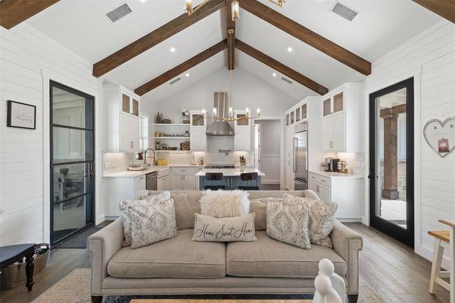 810 Kothmann RD, Dripping Springs, TX 78620