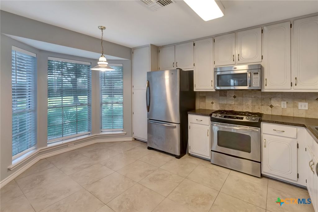 Image 10 of property listing at 218 Sunset Drive, Victoria, TX 77901