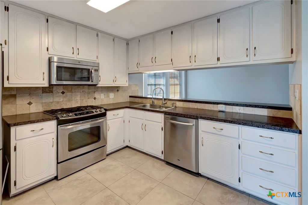 Image 11 of property listing at 218 Sunset Drive, Victoria, TX 77901