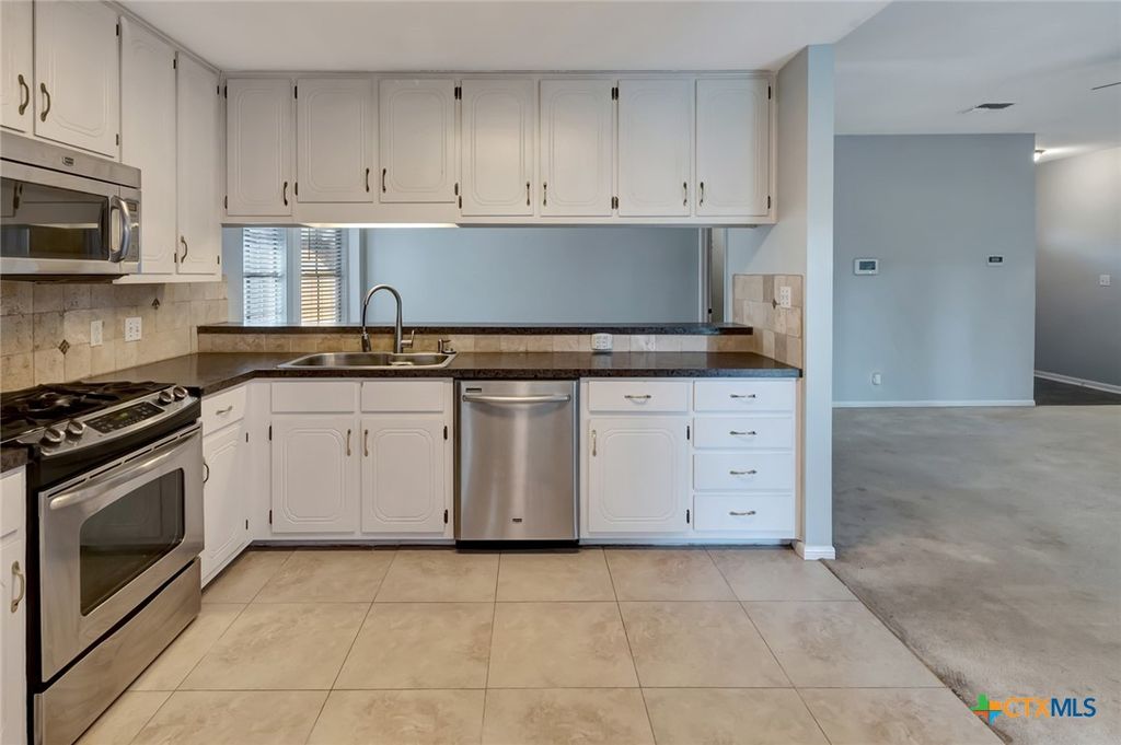 Image 12 of property listing at 218 Sunset Drive, Victoria, TX 77901