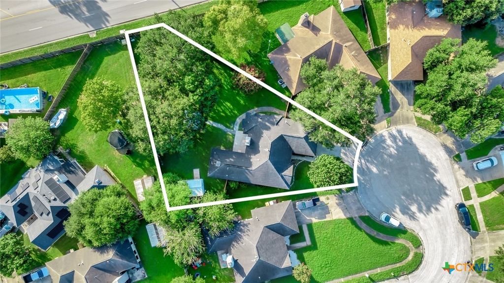 Image 2 of property listing at 218 Sunset Drive, Victoria, TX 77901