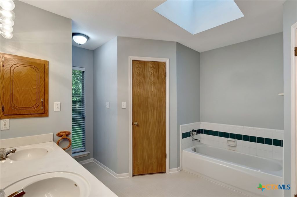 Image 21 of property listing at 218 Sunset Drive, Victoria, TX 77901