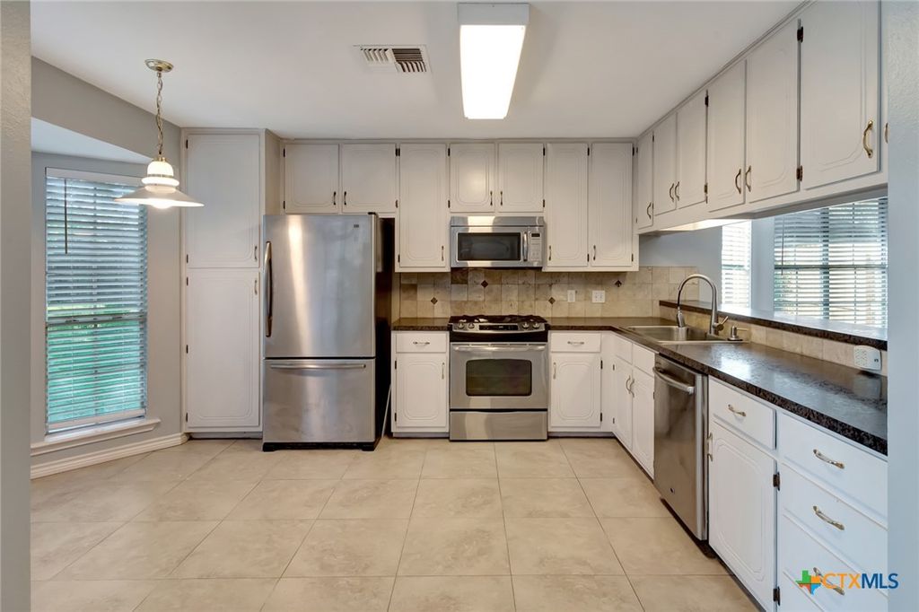 Image 3 of property listing at 218 Sunset Drive, Victoria, TX 77901