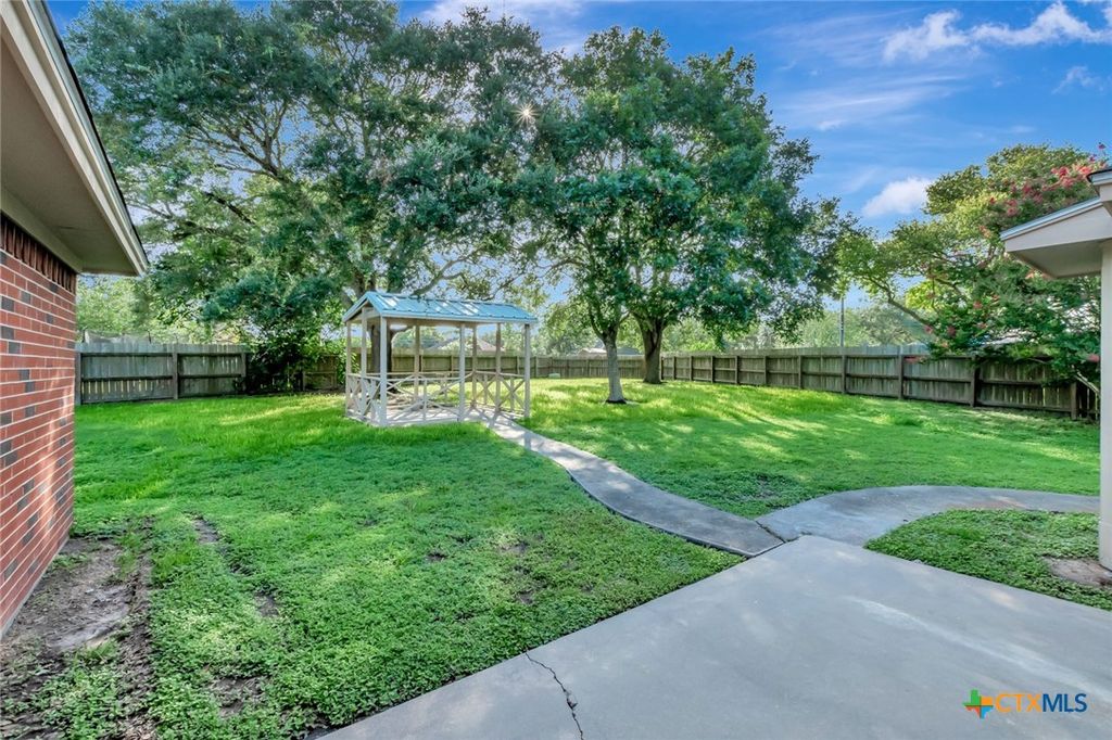 Image 34 of property listing at 218 Sunset Drive, Victoria, TX 77901