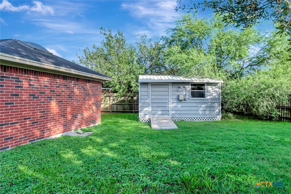 Image 37 of property listing at 218 Sunset Drive, Victoria, TX 77901