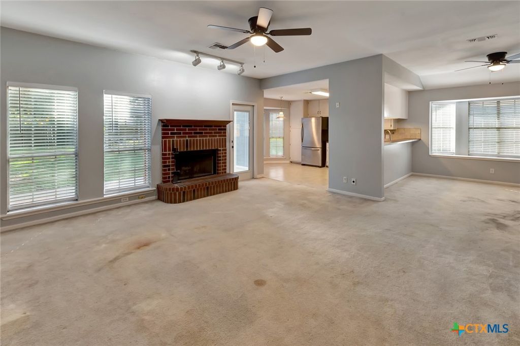 Image 4 of property listing at 218 Sunset Drive, Victoria, TX 77901