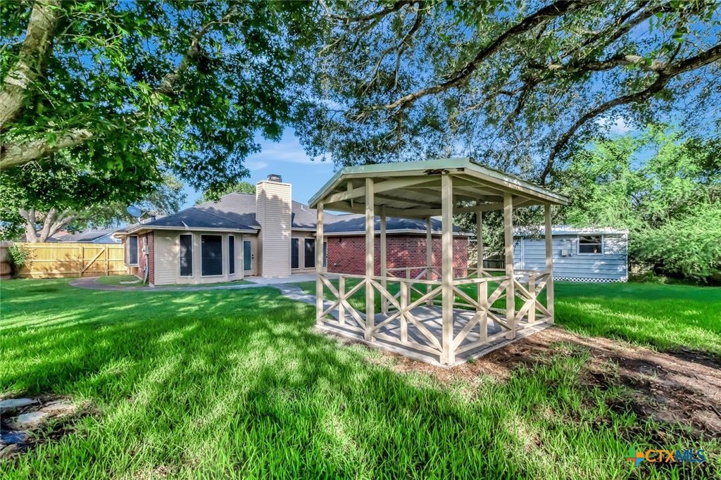Image 5 of property listing at 218 Sunset Drive, Victoria, TX 77901