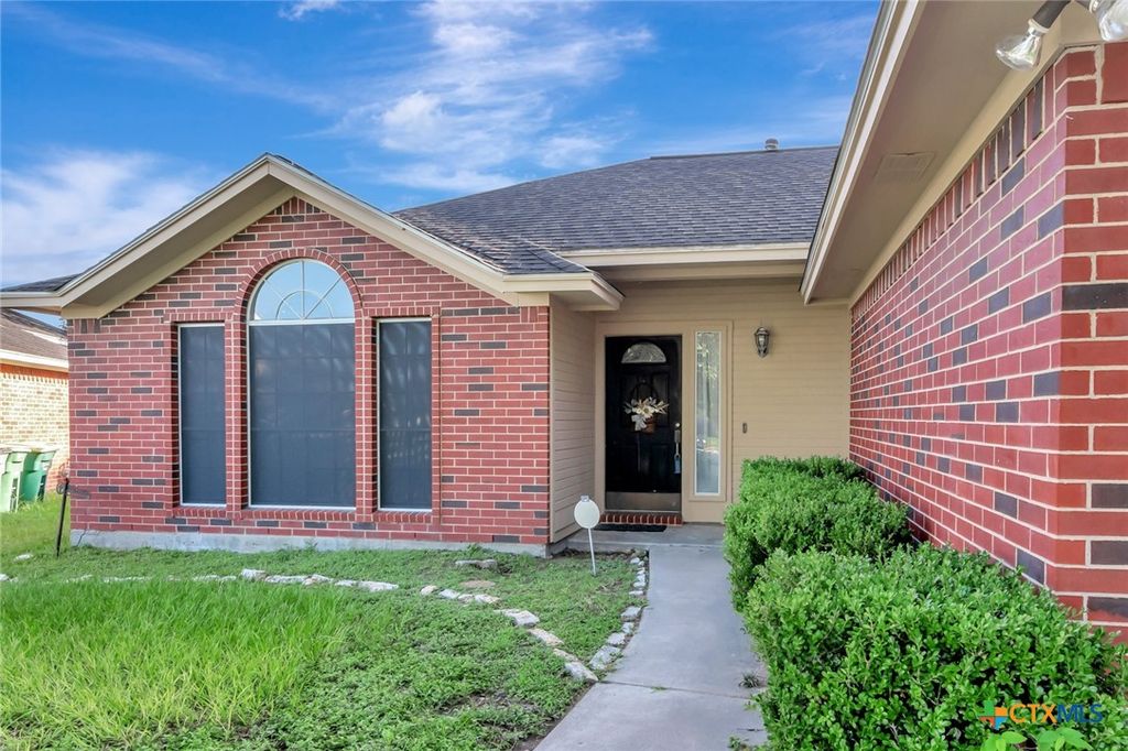 Image 6 of property listing at 218 Sunset Drive, Victoria, TX 77901