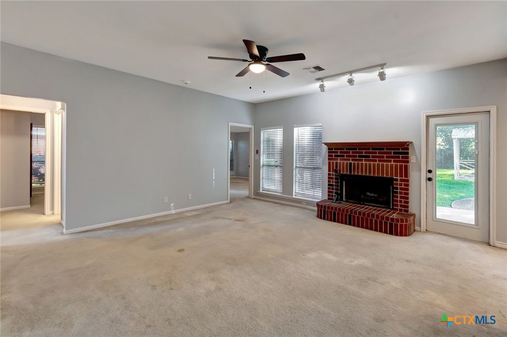 Image 9 of property listing at 218 Sunset Drive, Victoria, TX 77901