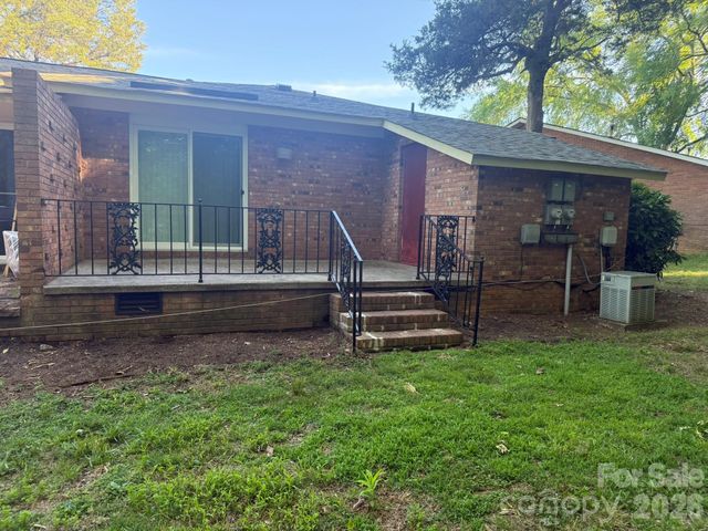 4915 Malibu Drive, Charlotte, NC 28215