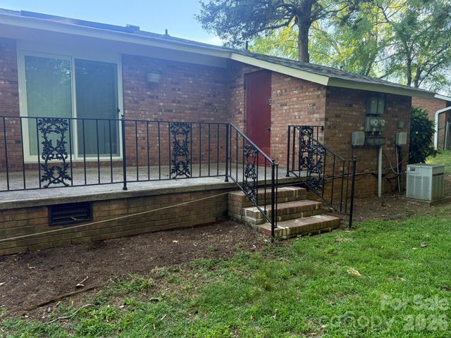 4915 Malibu Drive, Charlotte, NC 28215