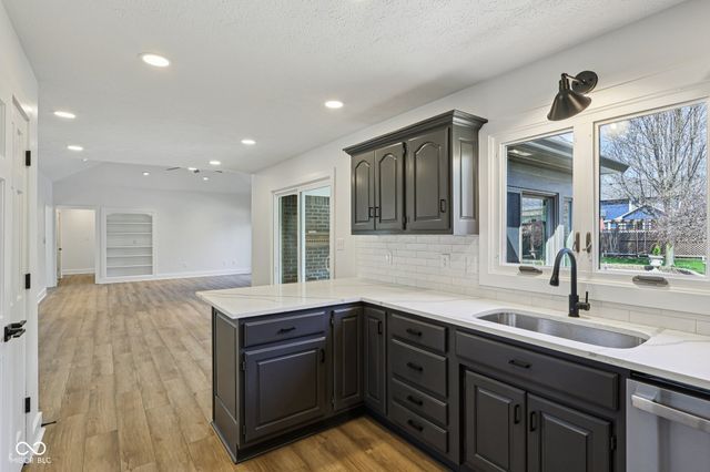 7378 W Creekside Drive, New Palestine, IN 46163