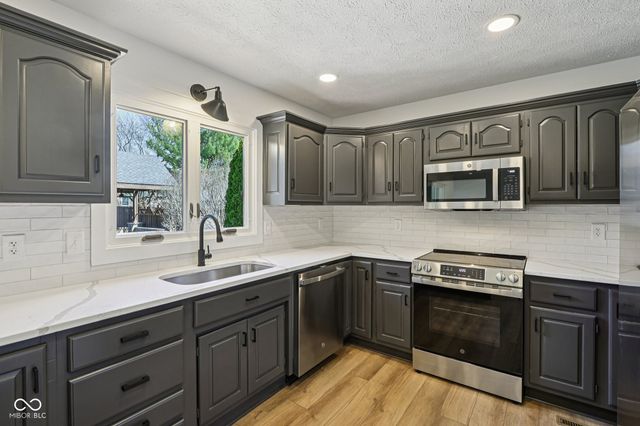 7378 W Creekside Drive, New Palestine, IN 46163