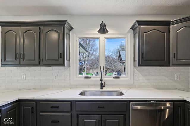 7378 W Creekside Drive, New Palestine, IN 46163