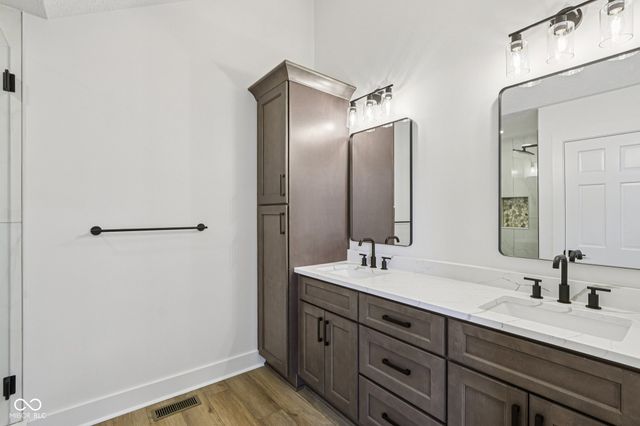 7378 W Creekside Drive, New Palestine, IN 46163