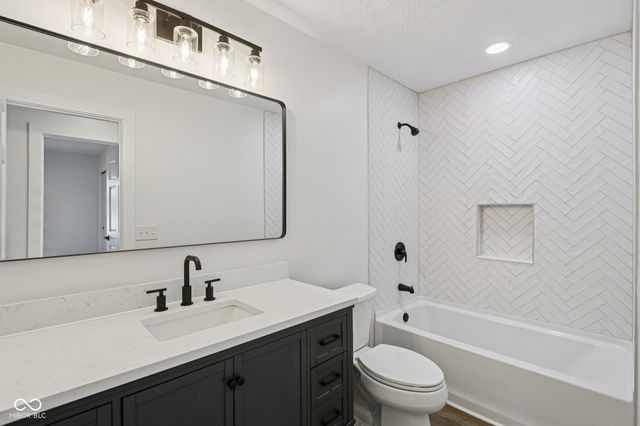 7378 W Creekside Drive, New Palestine, IN 46163