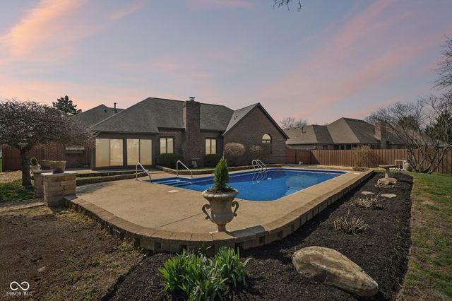 7378 W Creekside Drive, New Palestine, IN 46163