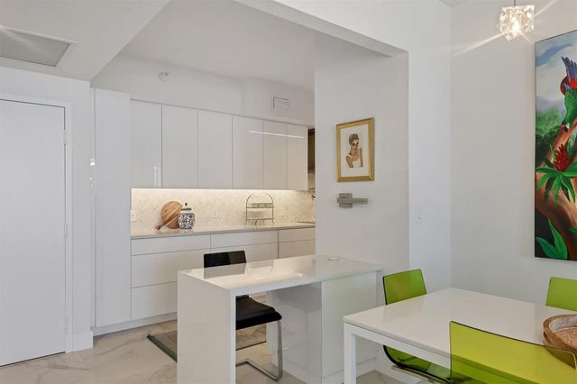 1800 BENJAMIN FRANKLIN DRIVE A205, Sarasota, FL 34236