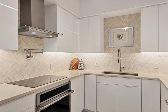 1800 BENJAMIN FRANKLIN DRIVE A205, Sarasota, FL 34236