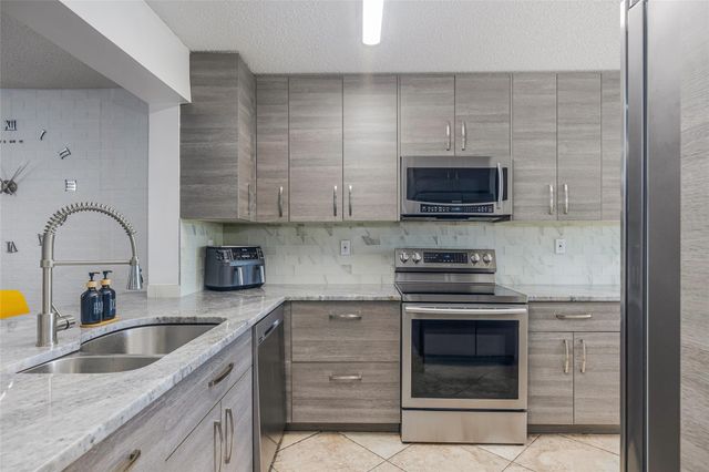 4734 Lucerne Lakes Boulevard 306, Lake Worth, FL 33467