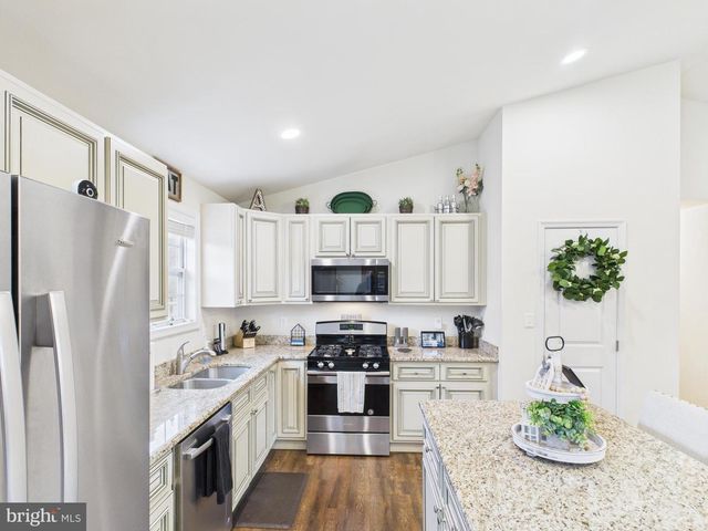 886 PALE MAGNOLIA DR, Gerrardstown, WV 25420