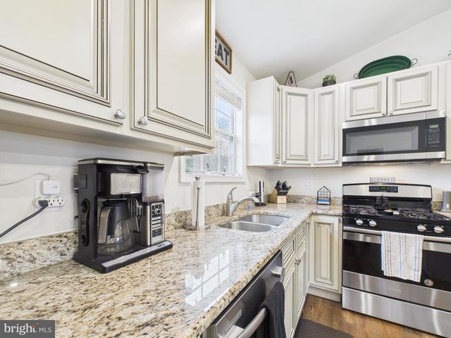 886 PALE MAGNOLIA DR, Gerrardstown, WV 25420