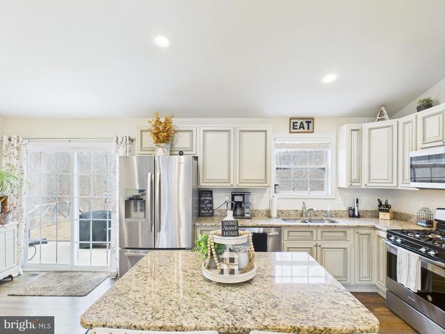 886 PALE MAGNOLIA DR, Gerrardstown, WV 25420