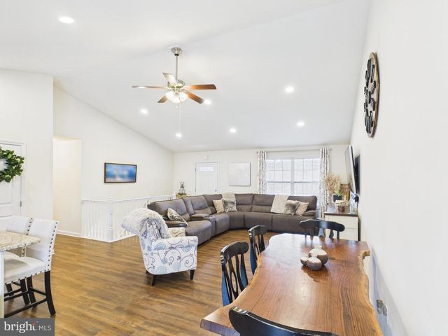 886 PALE MAGNOLIA DR, Gerrardstown, WV 25420