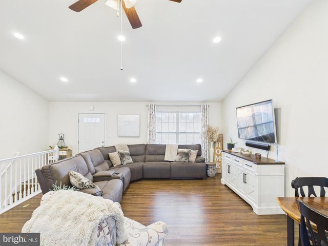 886 PALE MAGNOLIA DR, Gerrardstown, WV 25420