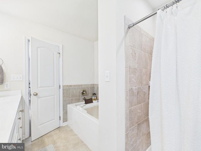 886 PALE MAGNOLIA DR, Gerrardstown, WV 25420