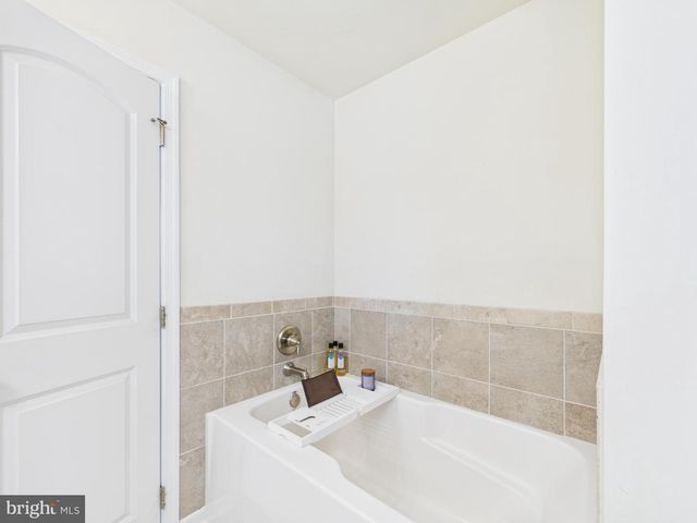 886 PALE MAGNOLIA DR, Gerrardstown, WV 25420