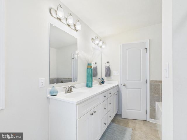 886 PALE MAGNOLIA DR, Gerrardstown, WV 25420