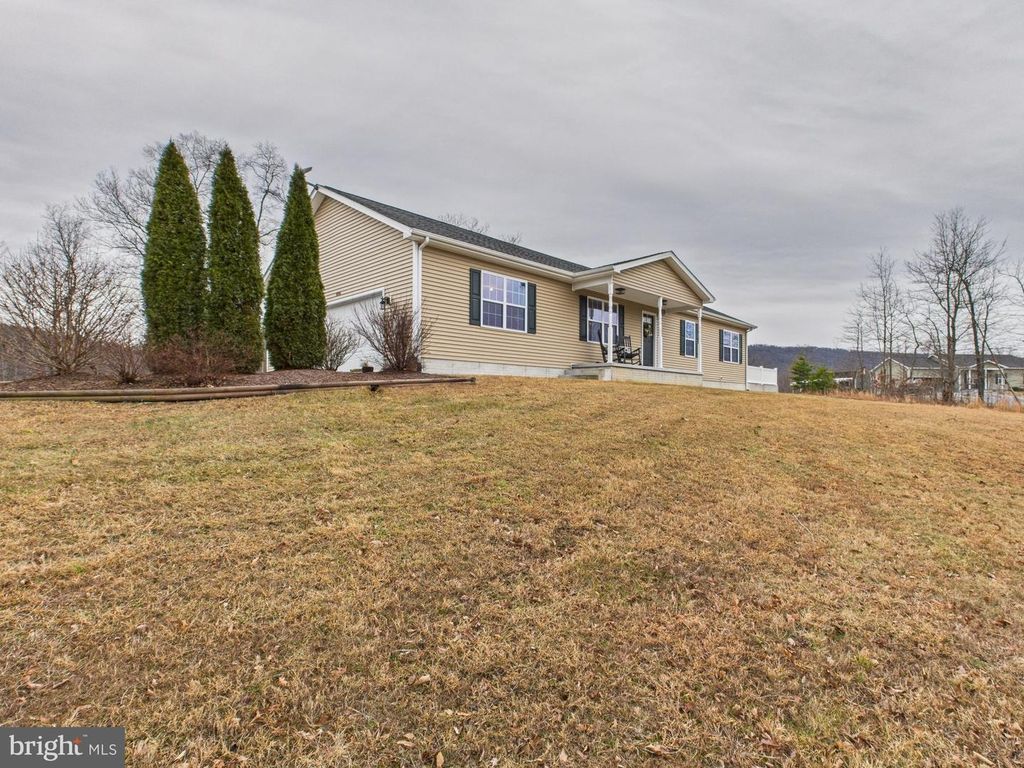 886 PALE MAGNOLIA DR, Gerrardstown, WV 25420