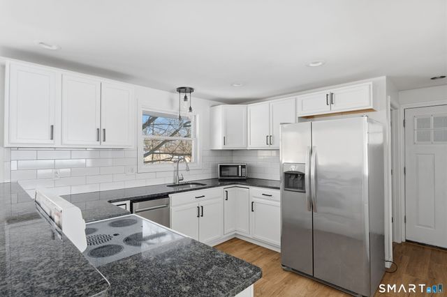 10 Fairlawn Avenue, East Hampton, CT 06424