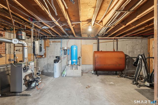 10 Fairlawn Avenue, East Hampton, CT 06424