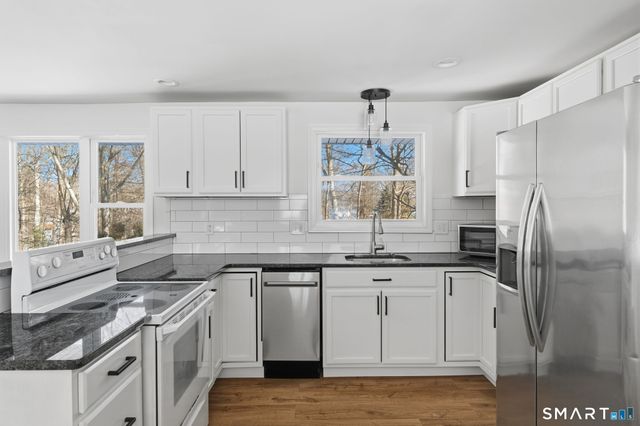 10 Fairlawn Avenue, East Hampton, CT 06424