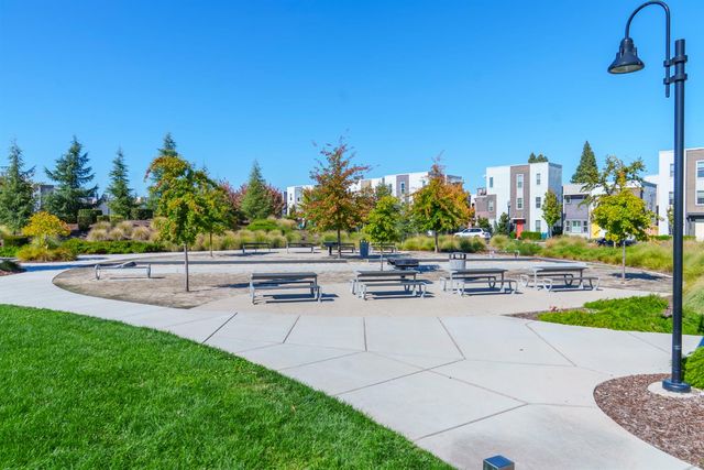 467 Tailoff Ln, Sacramento, CA 95818