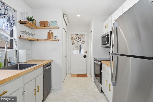 2105 BLUE OX RD, Pocono Pines, PA 18350