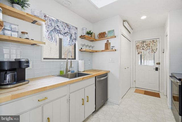 2105 BLUE OX RD, Pocono Pines, PA 18350