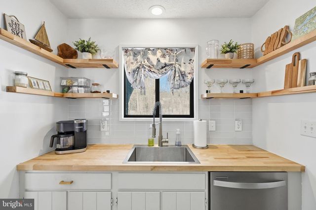 2105 BLUE OX RD, Pocono Pines, PA 18350