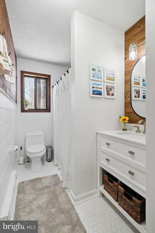 2105 BLUE OX RD, Pocono Pines, PA 18350