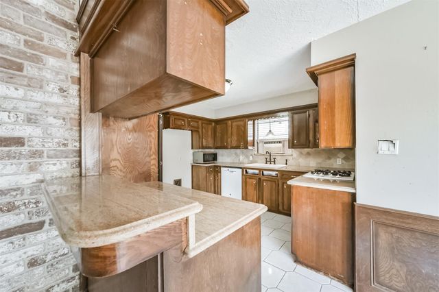 16511 Clearcrest Drive, Houston, TX 77059