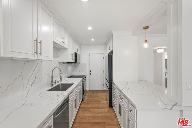 7270 Hillside Avenue 302, Los Angeles, CA 90046